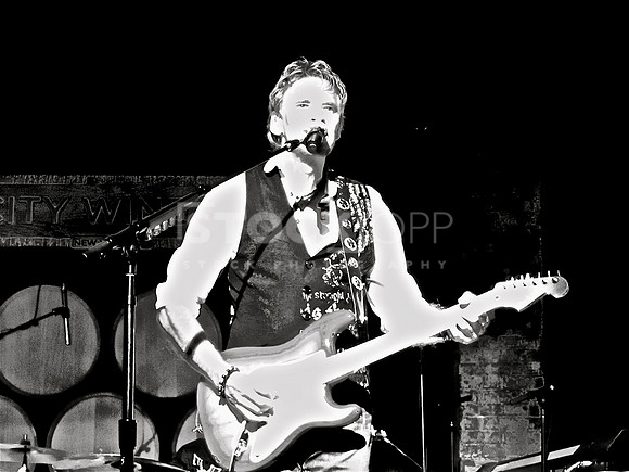 Kenny Loggins - Black and White